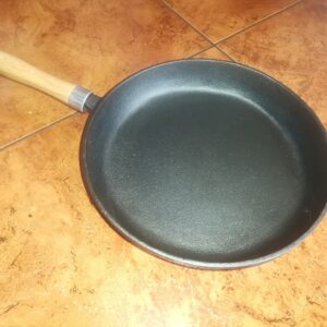 Tigaie de fonta cu maner de lemn 26 cm